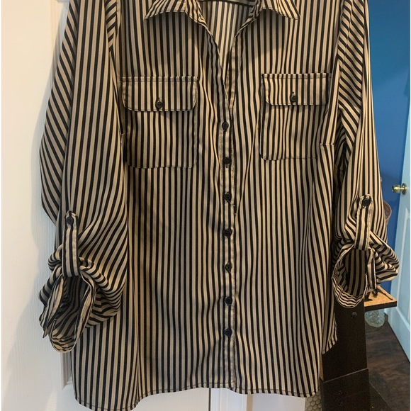 Ladies button down top - Picture 2 of 9